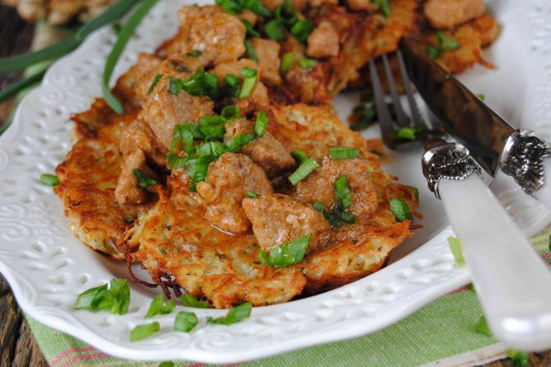 Placki ziemniaczano- selerowe z gulaszem 