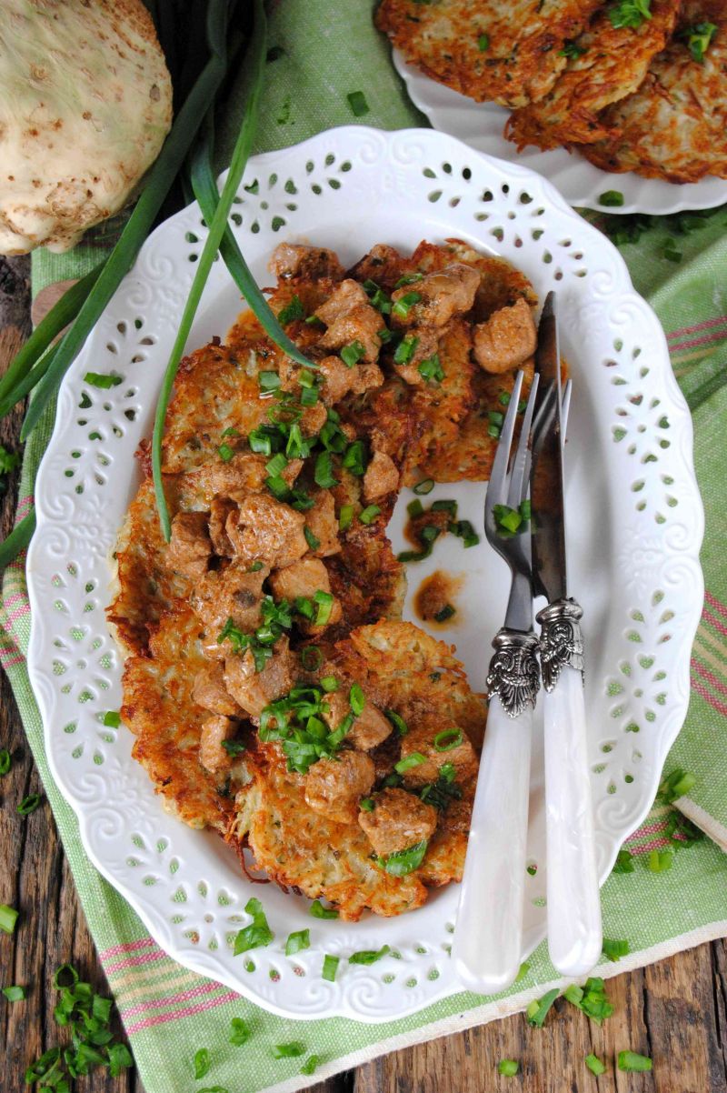 Placki ziemniaczano- selerowe z gulaszem 