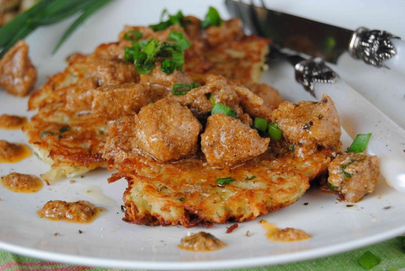 Placki ziemniaczano- selerowe z gulaszem 