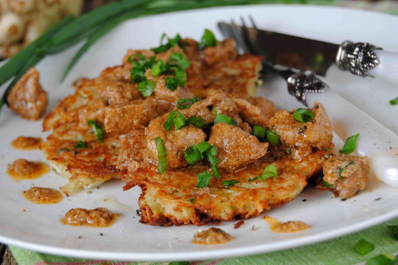 Placki ziemniaczano- selerowe z gulaszem 