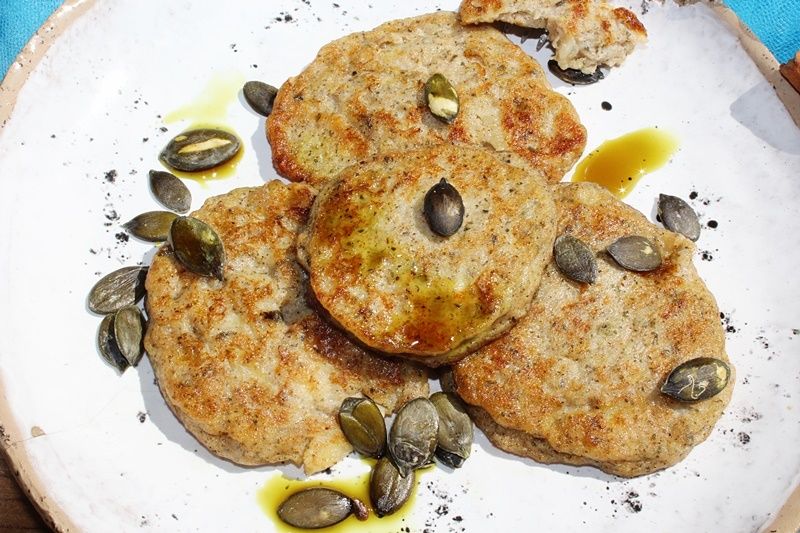 Placuszki bananowe z pestkami dyni i cynamonem