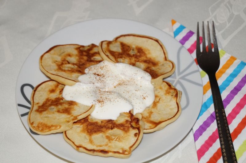 Placuszki bananowe z sosem jogurtowym