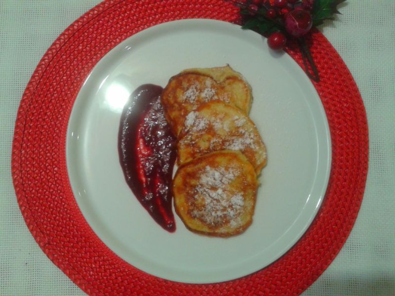 Placuszki bananowe z sosem z owoców leśnych