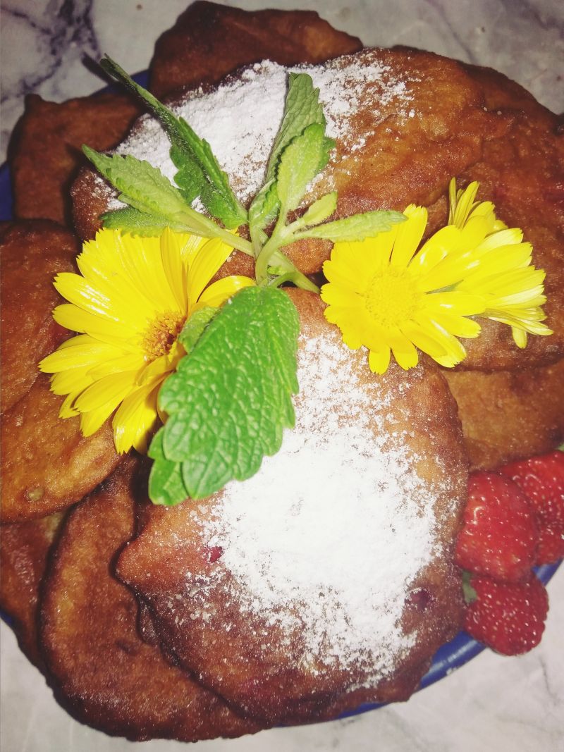 Placuszki  bananowo marchewkowe z truskawkami.