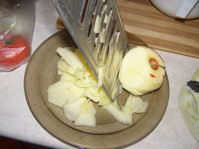 Placuszki budyniowo-jabłkowe z musem truskawkowym