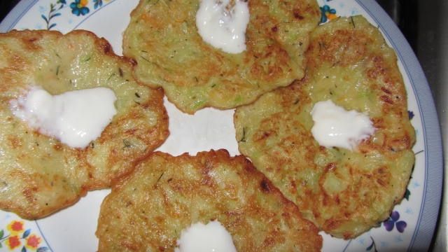 Placuszki cukiniowe z czerwoną cebulką Placuszki cukiniowe z czerwoną cebulką