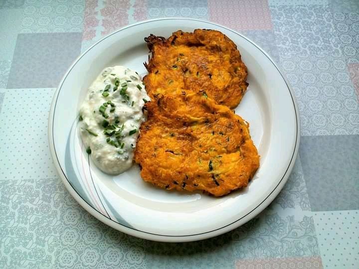 Placuszki cukiniowo - dyniowe z dipem jogurtowym