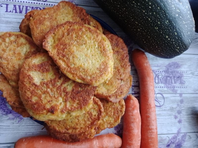 Placuszki cukiniowo marchwiowe z siewem pokrzywy