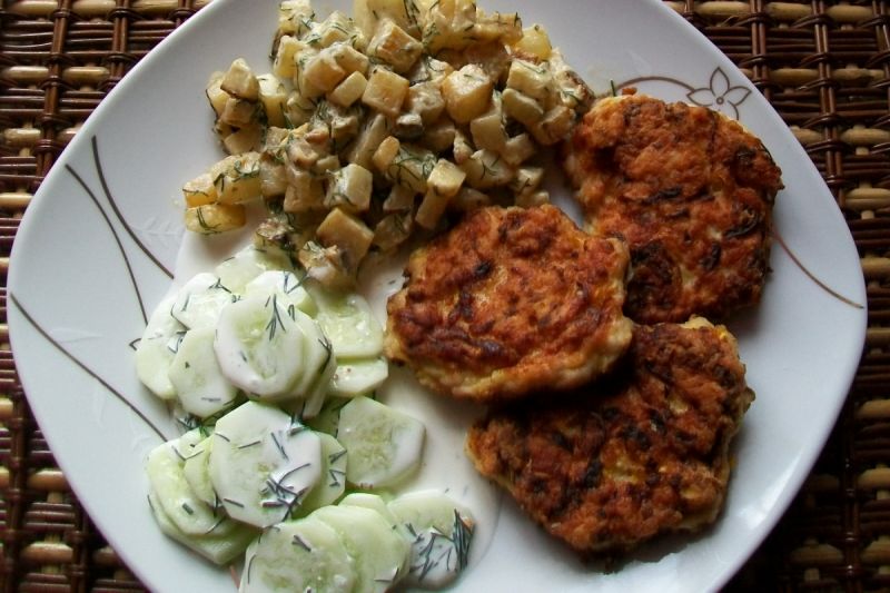 Placuszki drobiowo-cukiniowe z duszoną kalarepką Placuszki drobiowo-cukiniowe z duszoną kalarepką