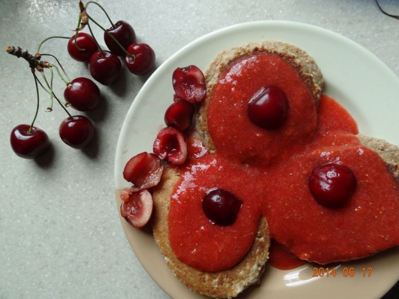 Placuszki drożdżowe z sosem czereśniowo-truskawkow Placuszki drożdżowe z sosem czereśniowo-truskawkow