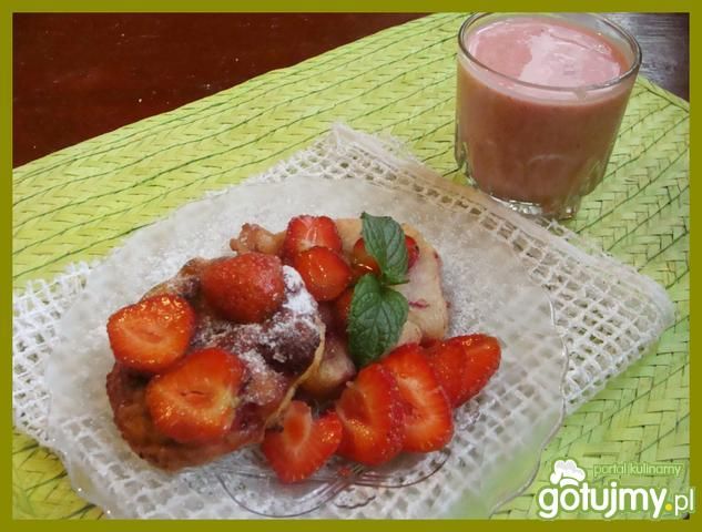 Placuszki drożdżowe z truskawkami