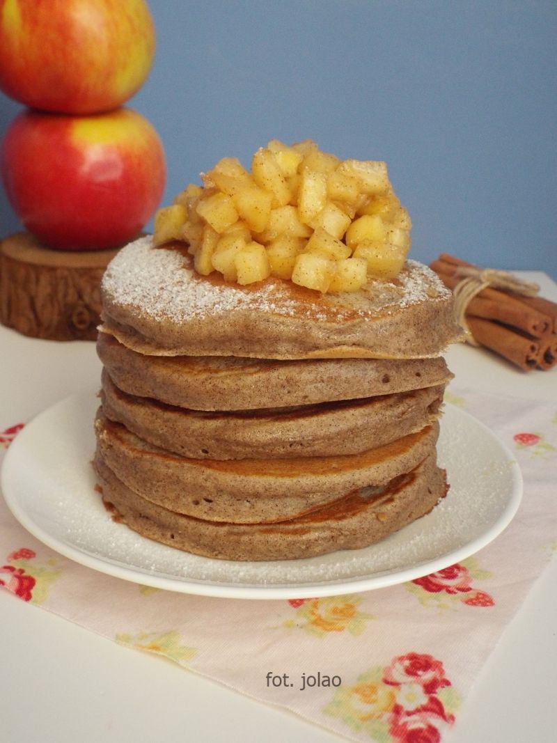 Placuszki gryczane podane z jabłkami Placuszki gryczane podane z jabłkami