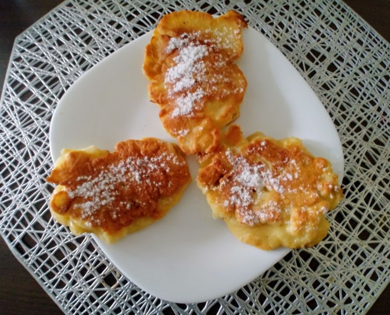 Przepis Placuszki jogurtowe z jabłkiem i bananem przepis Gotujmy.pl