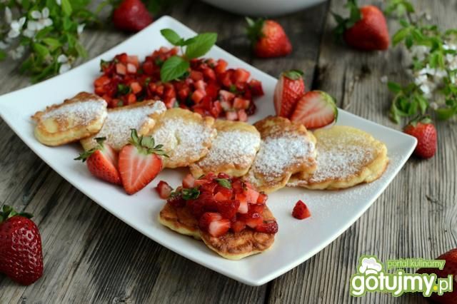 Placuszki jogurtowe z salsą truskawkową