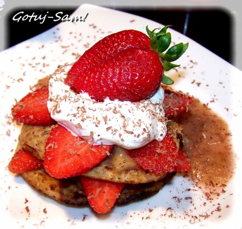 Placuszki jogurtowe z sosem rabarbarowym i truskaw