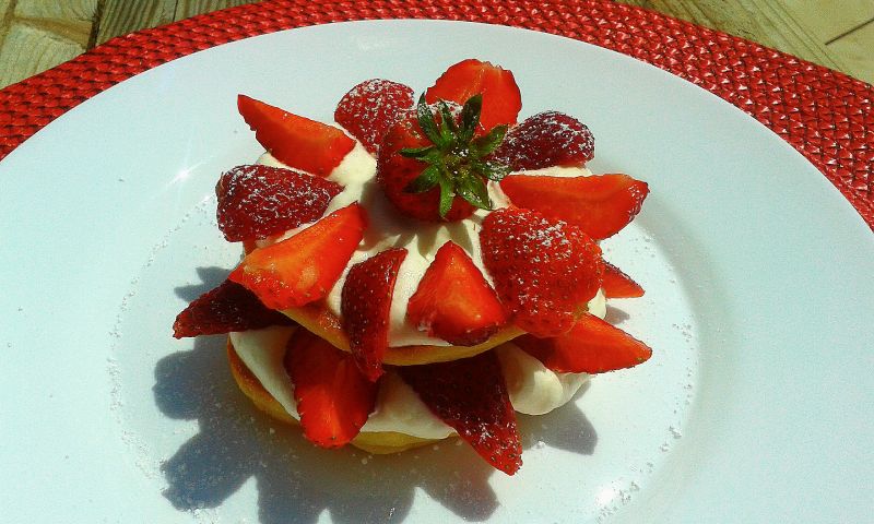 Placuszki jogurtowe z tahini i truskawkami