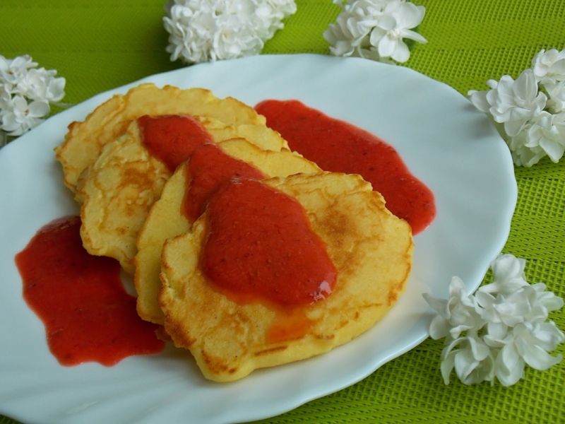 Placuszki kukurydziane z musem truskawkowym Placuszki kukurydziane z musem truskawkowym