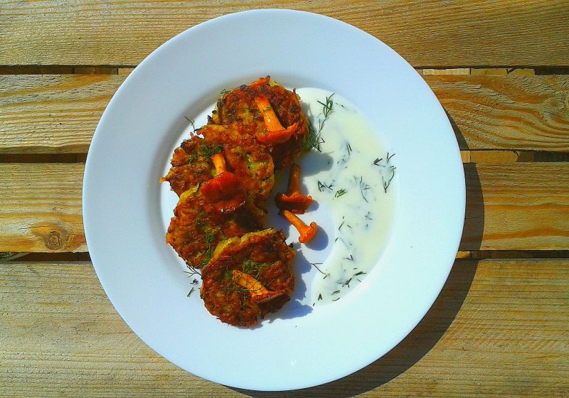 Placuszki kurkowo-cukiniowe z jogurtowym sosem