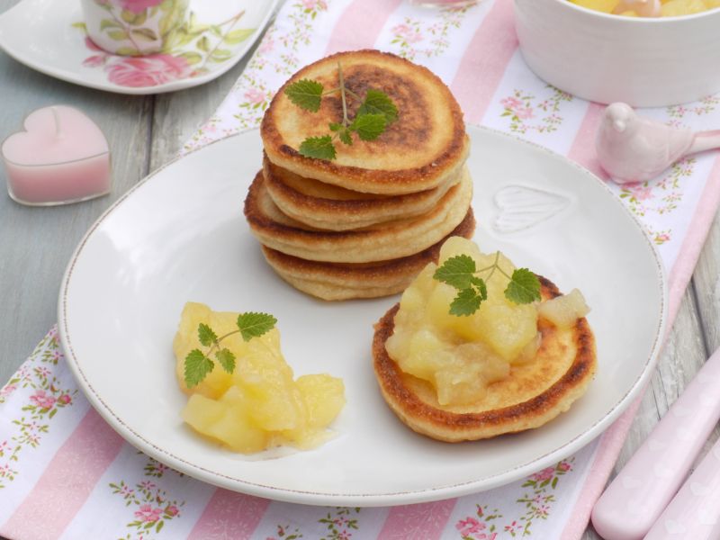 Placuszki na kremówce z prażonymi jabłkami