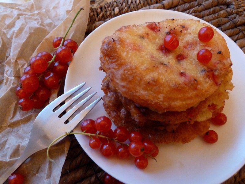 Placuszki na maślance z czerwoną porzeczką