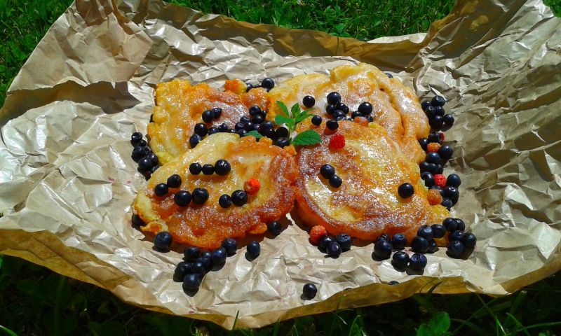 Placuszki na piwie z piwnym lukrem i jagodami Placuszki na piwie z piwnym lukrem i jagodami