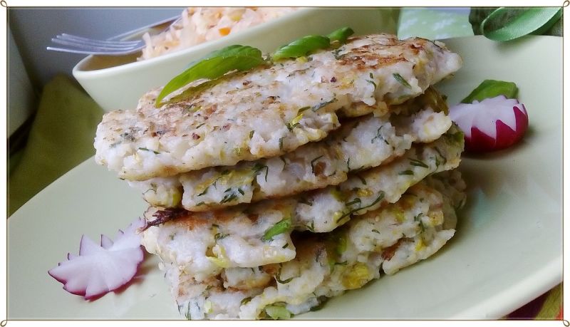Placuszki rybne z kaszą i sałatą 