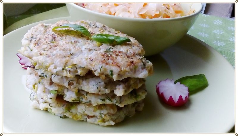 Placuszki rybne z kaszą i sałatą 