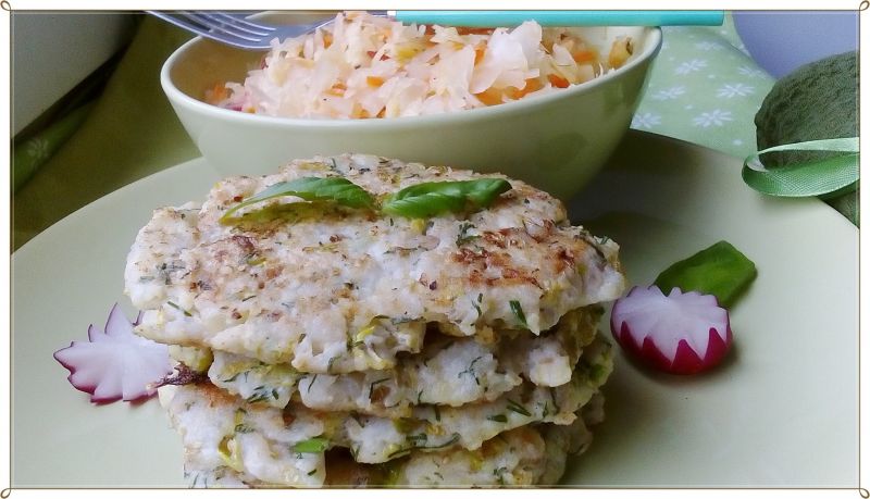 Placuszki rybne z kaszą i sałatą 