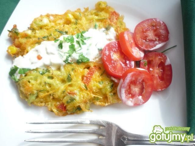 Placuszki warzywne z sosem czosnkowym