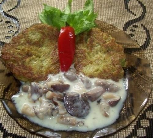 Placuszki z brokuła z sosem grzybowym