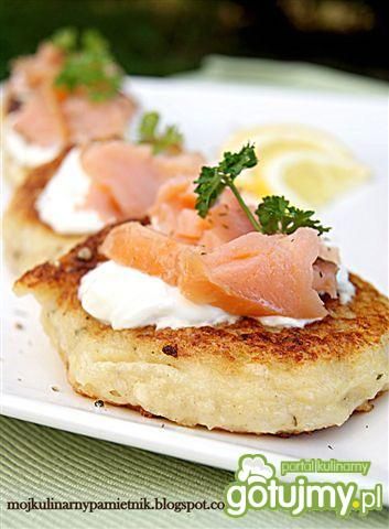 Placuszki z ciasta kluskowego z łososiem