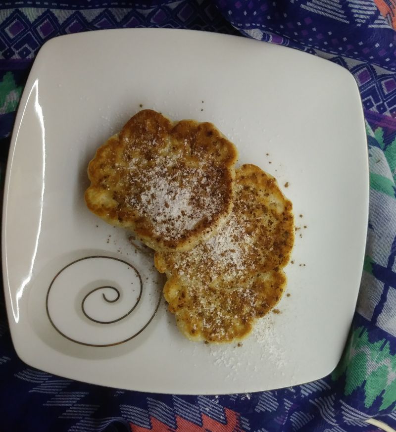 Placuszki z ciasta naleśnikowego z jabłkami