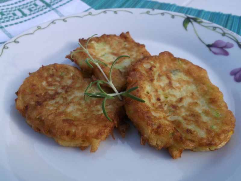 Placuszki z cukini z rozmarynem Placuszki z cukini z rozmarynem
