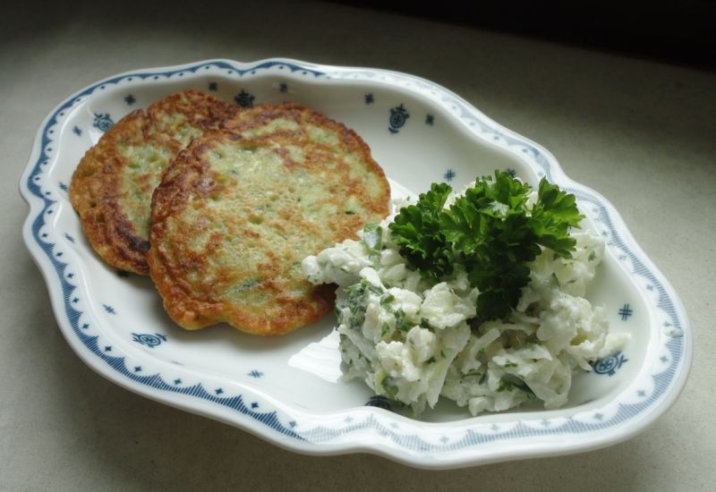 Placuszki z cukini z sałatką z rzodkiewki