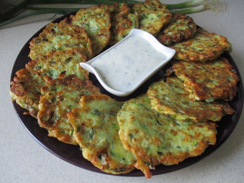 Placuszki z cukinią, fetą i szczypiorkiem  Placuszki z cukinią, fetą i szczypiorkiem