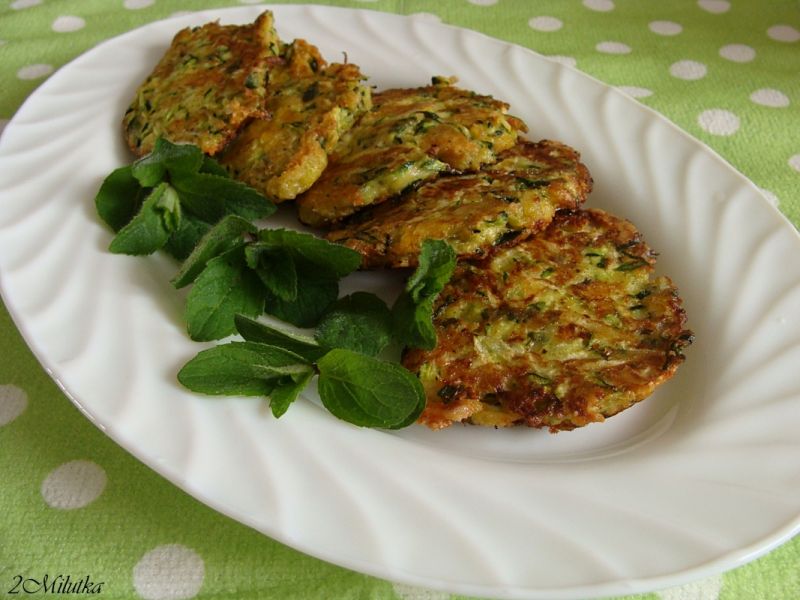 Placuszki z cukinią i świeżą miętą Placuszki z cukinią i świeżą miętą