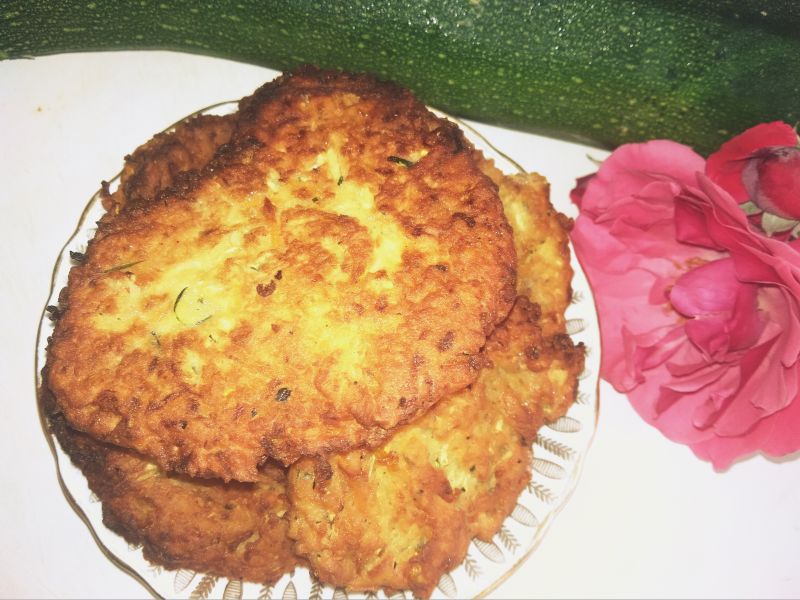 Placuszki z cukinii z płatkami nagietka. Placuszki z cukinii z płatkami nagietka.