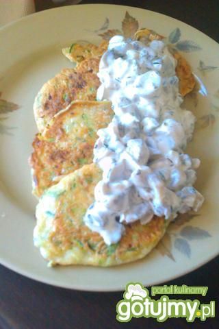 Placuszki z cukinii z sosem pieczarkowym