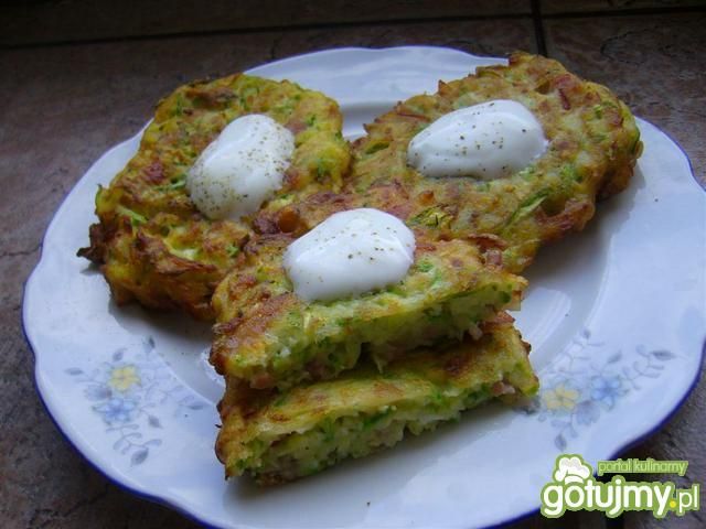 Placuszki z cukinii z szynką i cebulą  Placuszki z cukinii z szynką i cebulą
