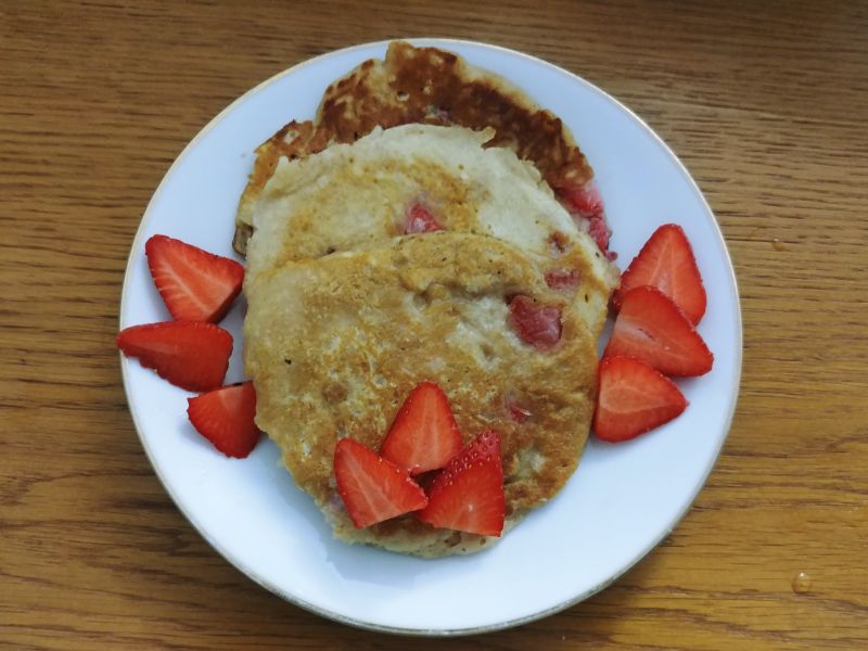 Placuszki z jabłkiem i truskawkami Placuszki z jabłkiem i truskawkami