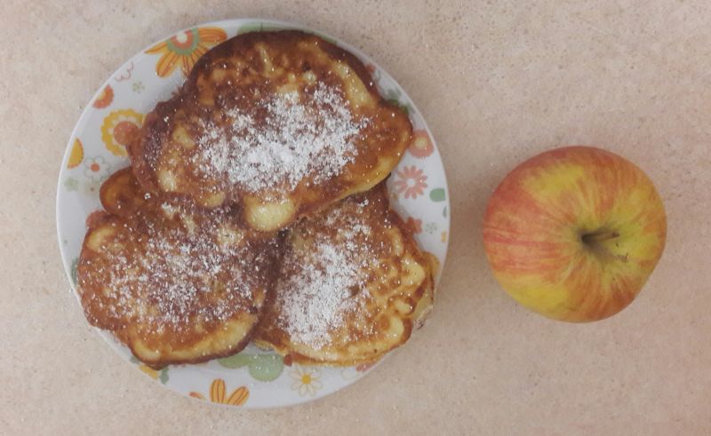 Placuszki z jabłkiem na jogurcie