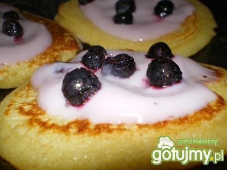 Placuszki z jagodowym sosem