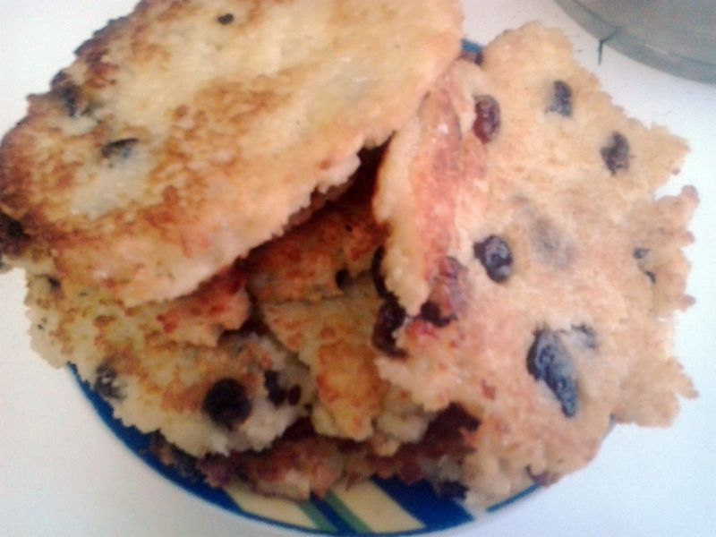 Placuszki z kaszą kuskus rodzynkami i kokosem Placuszki z kaszą kuskus rodzynkami i kokosem