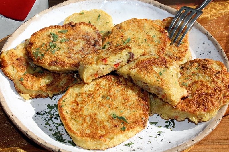 Placuszki z kaszy manny z wędzoną makrelą Placuszki z kaszy manny z wędzoną makrelą