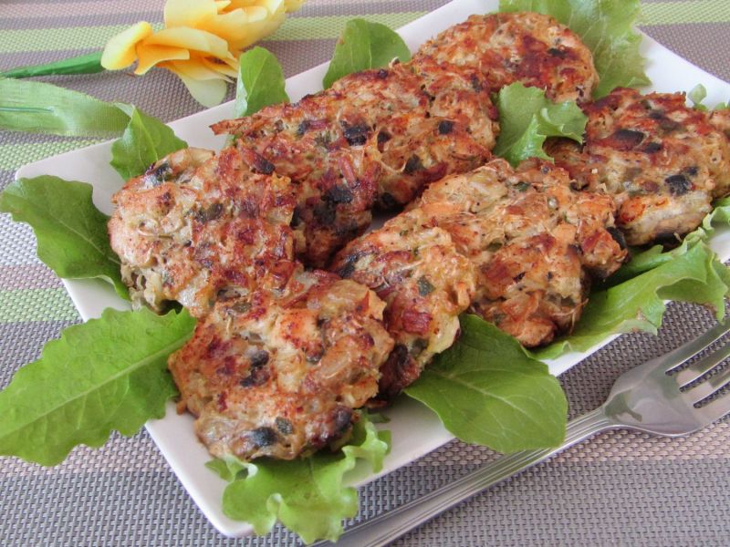 Placuszki z kurczakiem, pieczarkami i kapustą