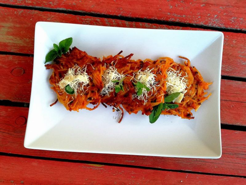 Placuszki z makaronu z wołowym ragu