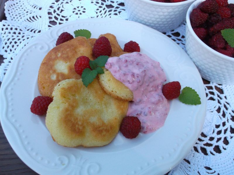 Placuszki z mąki krupczatki z malinami i serkiem