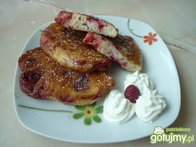 Placuszki z malinami i bitą śmietaną