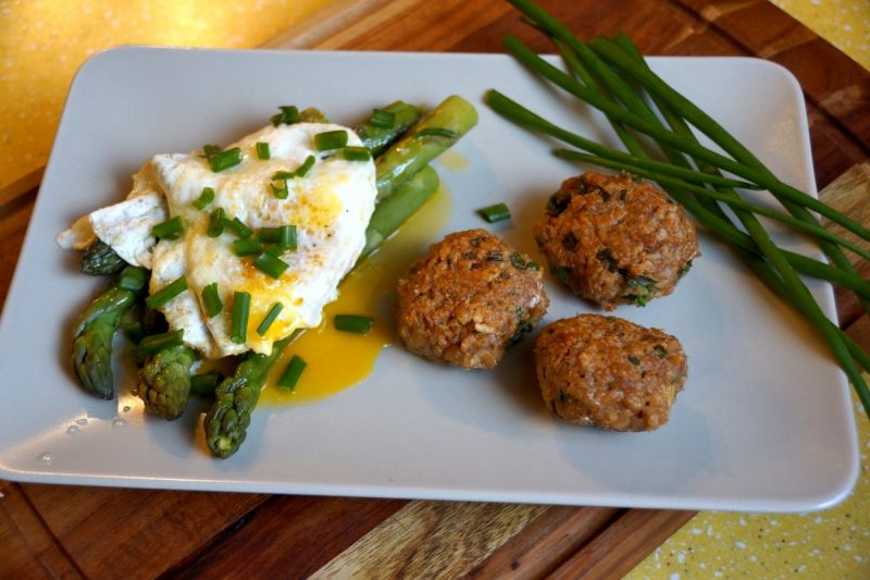 Placuszki z orkiszu ze szparagami i sadzonym jajem Placuszki z orkiszu ze szparagami i sadzonym jajem