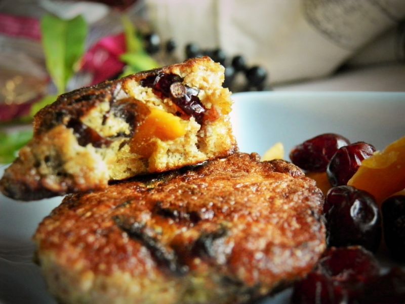 Placuszki z otrębami, żurawiną, migdałami i mango 